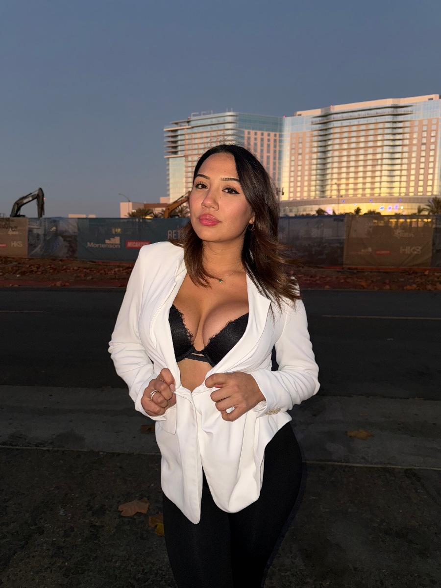 Take a pause and enjoy Ali Cruz — streaming from Aparecida de Goiania