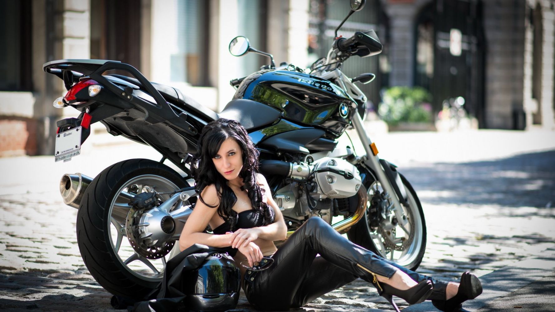 European women on bikes in Aparecida de Goiania