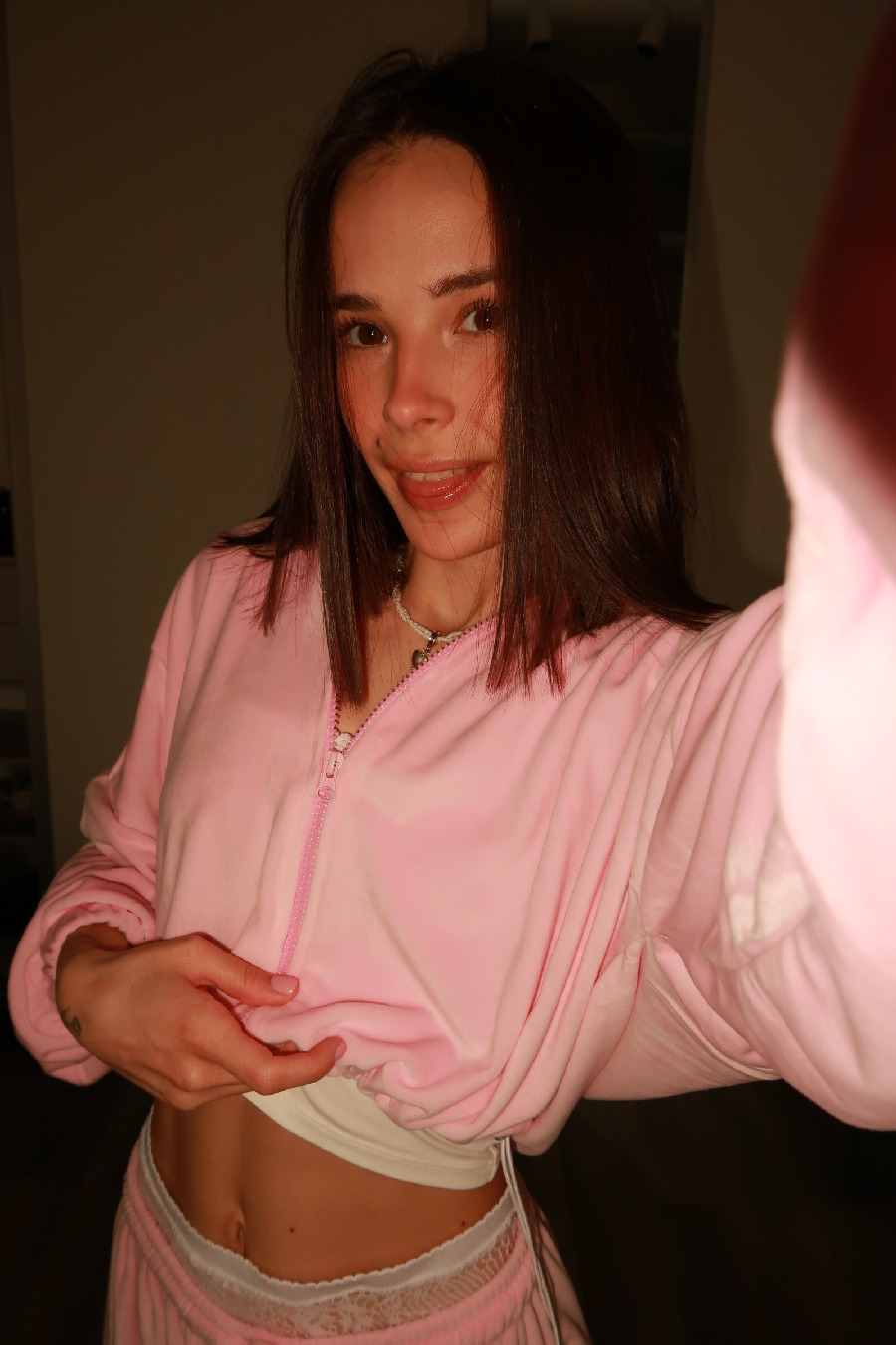 Tina brings the glow — live moments in Aparecida de Goiania